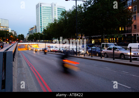 Ein Motorrad, das in die euston-Unterführung fuhr, zeigte Geschwindigkeit Stockfoto