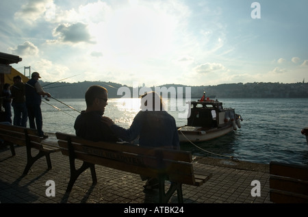 Ein paar beobachten den Sonnenuntergang über den Bosporus von Kanlica Uferpromenade am asiatischen Ufer Stockfoto