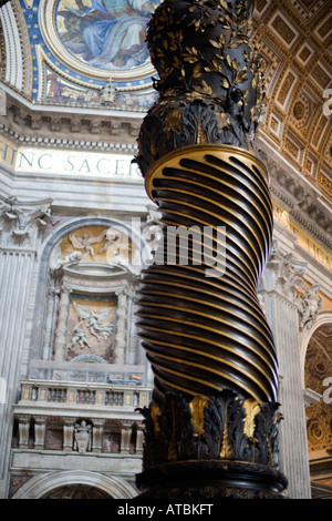 Detail der Berninis verdrehten Spalte aus der Baldacchino, Petersdom, Vatikan Stockfoto