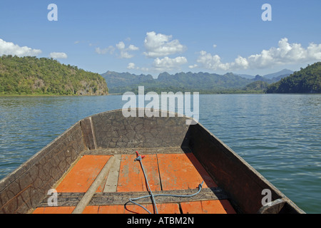 Holzboot auf Khao Laem Stausee, Thailand, Sangkhlaburi Stockfoto