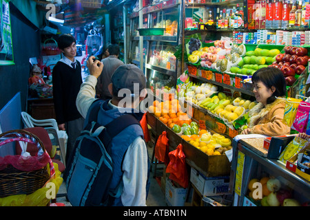 Interaktion auf lokaler Ebene in ein Tsim Sha Tsui Kowloon Markt in Hongkong Stockfoto