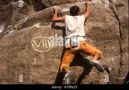 Kletterer, die Teilnahme an ersten indischen Bouldern-Wettbewerb in der Nähe von Bombay Indien Stockfoto