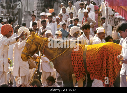 Glauben, dass Herr Khandoba im Pferd Anhänger verehren Tier, Jejuri, Maharashtra, Indien Stockfoto