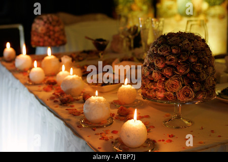 Einige brennenden Kerzen brennen auf einem Tisch bei einer Hochzeitsfeier Stockfoto
