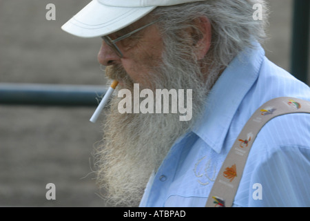 Älterer Mann mit einer Zigarette beim rodeo Stockfoto