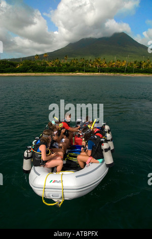 Taucher in einem Schlauchboot bereit zu Rollen zurück und gehen Sie Tauchen, Karibik, Kinder, Jugendliche, Ozean, Meer, Tauchen, Tauchen, lustig, Stockfoto