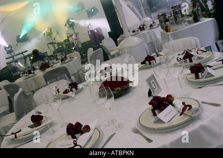 Einen Überblick über einige gedeckten Tischen auf einer Hochzeit Empfang party Stockfoto