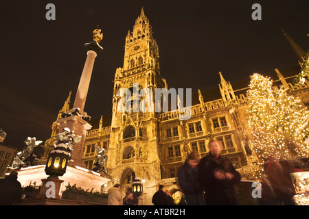 Weihnachtsmarkt am Münchner Marienplatz mit Rathaus, Deutschland, Bayern, Muenchen Stockfoto