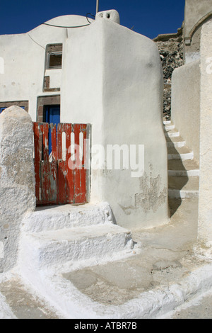 Tor und Schritte in Pyrgos Dorf Santorini Griechenland Stockfoto