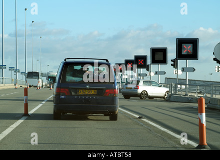 Autos laden Eurotunnel Terminal Calais Frankreich EU Nordeuropa Stockfoto