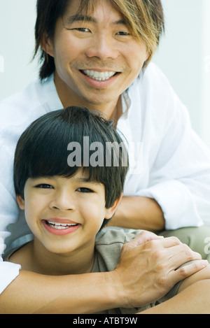 Vater und Sohn gemeinsam in die Kamera Lächeln, Porträt Stockfoto