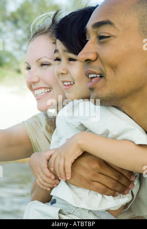 Familie zusammen, wegschauen Seitenansicht lächelnd, Stockfoto