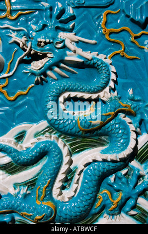 Drachen Motiv in blauen Kacheln im konfuzianischen Schrein in Nagasaki in Japan Stockfoto