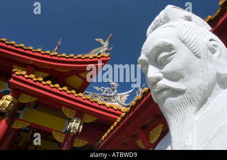 Detail der Skulptur und reich verzierte Dächer im konfuzianischen Schrein in Nagasaki in Japan Stockfoto