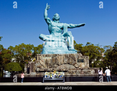 Skulptur in Peace Park Nagasaki gedenkt Atombombe während des zweiten Weltkriegs Stockfoto