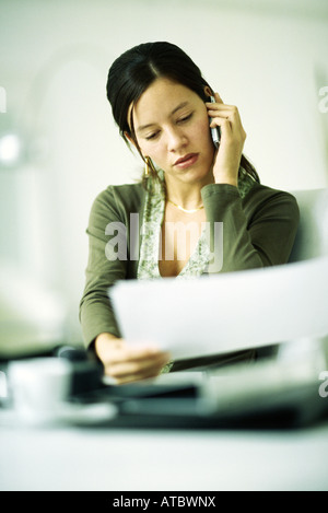 Frau mit Handy, blickte auf Dokument, selektiven Fokus Stockfoto