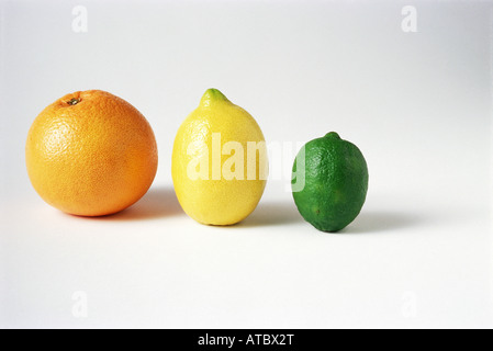 Orange, Zitrone und Limette in einer Reihe, Nahaufnahme Stockfoto