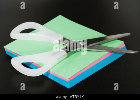 Schere auf leere Papier, Nahaufnahme Stockfoto