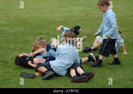 Schulkinder gönnen Sie sich ein wenig rau und stürzen in Dublins Merrion Square Stockfoto