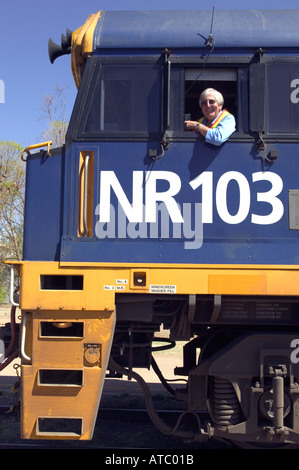 Ein Fahrer, Vorbereitung des Motors der Ghan Zug in Australien Stockfoto