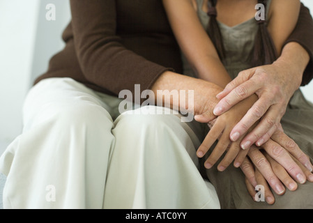 Frau, Mädchen, Hand in Hand, umarmen beschnitten Ansicht Stockfoto