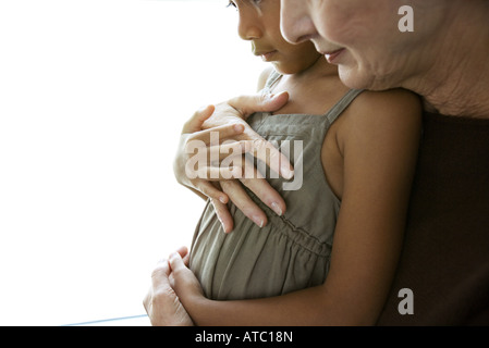 Großmutter, Enkelin, umarmen beschnitten Seitenansicht Stockfoto