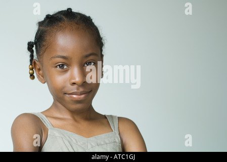 Mädchen lächelnd in die Kamera, Porträt Stockfoto