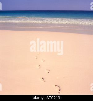 Einen einzigen Satz von Fußspuren im schönen idyllischen Wüsteninsel Art typischen Stil tropischen Traumstrand auf den Bahamas eingeprägt Stockfoto