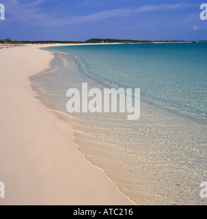 Tropischer Traumstrand auf einen typischen Stil tropischen Trauminsel am Wendekreis des Krebses Strand auf Little Exuma Island auf den Bahamas Stockfoto