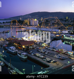 Hobart bei Sonnenuntergang mit kleinen Booten Yachten ankern in Battery Point Tasmanien und Victoria & Verfassung Docks Sullivans Cove Stockfoto