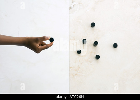 Vermittlung von Plastikobjekte Kind, Ansicht von Hand abgeschnitten Stockfoto