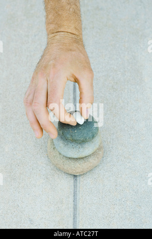 Menschen Sie stapeln Kiesel, Ansicht von Hand abgeschnitten Stockfoto