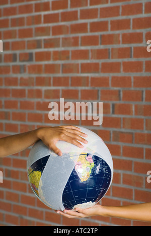 Hände halten einen bandagierten globe Stockfoto