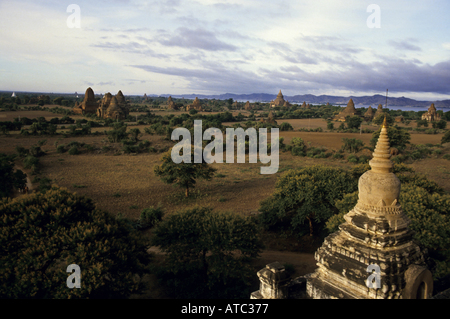 Pagoden auf dem Lande bei Sonnenaufgang, Bagan, Myanmar. Stockfoto