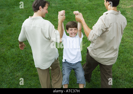 Zwei Männer tragen junge durch seine Arme, erhöhte Ansicht Stockfoto