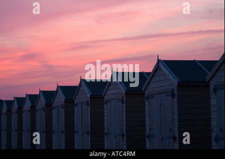 Strandhütten bei Sonnenuntergang, St. Leonards-on-Sea Stockfoto