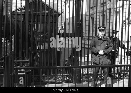 Polizei auf der Hut vor den Toren der Downing Street, Haus des Premierministers Stockfoto