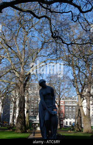 Park und Statue in Berkley Square Mayfair London England Stockfoto