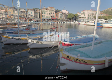 Stock Foto von alten Angeln Boote Cassis Harbour Frankreich Stockfoto