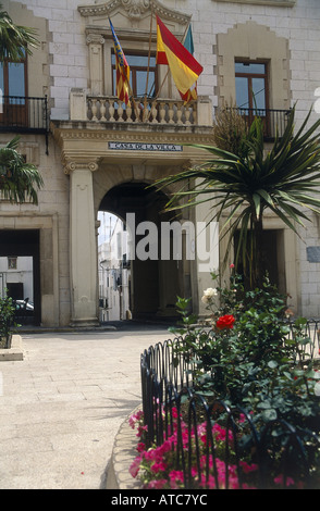 Die spanische Flagge fliegt über dem Eingang zur Casa De La Villa in Pego Stockfoto