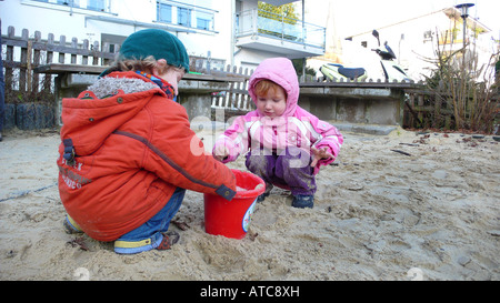 Kinder spielen im Sandkasten Stockfoto