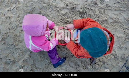 Kinder spielen im Sandkasten Stockfoto