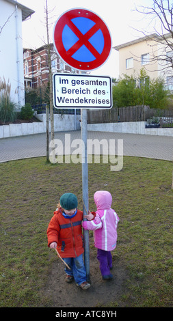 Kinder drehen um ein Schild keine Stellung zu jeder Zeit in den ganzen Tropen Stockfoto