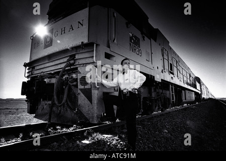 Crew-Mitglied der Ghan im australischen outback von Lokomotive stehend Stockfoto