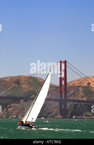 Yacht in Richtung Golden Gate Bridge in San Francisco, Kalifornien, zu Beginn des Pazifik-Weltcup-Rennen auf Hawaii Stockfoto