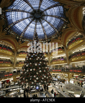 Weihnachtsbaum und Kuppel in der Luxus-Kaufhaus Galerie Lafayette, France, Paris Stockfoto