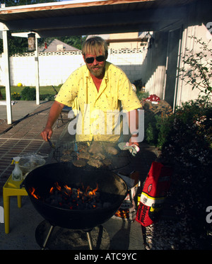 Hausbesitzer Hinterhof Grill Los Angeles Kalifornien USA Lebensmittel Hof Terrasse grill Fleisch kochen Vorbereitung Hitze Flammen Stockfoto