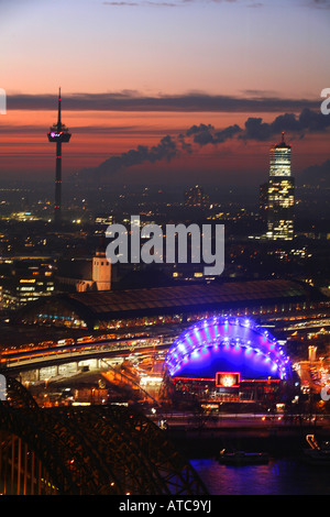 Blick vom Koeln Trangel am Bahnhof Köln und Musical Dome, Deutschland, Nordrhein-Westfalen, Köln Stockfoto