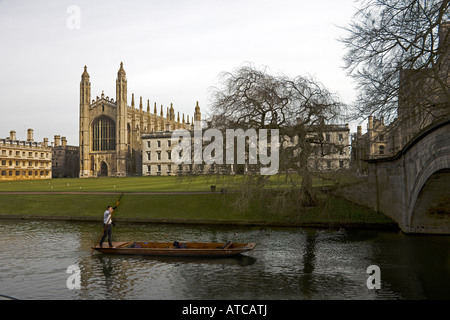 Kings-Kapelle... Königs-Gebäude am Ostufer, von des Königs Brücke überspannt.  Dem Rücken Cambridge.Cambridgeshire. East Anglia. Stockfoto