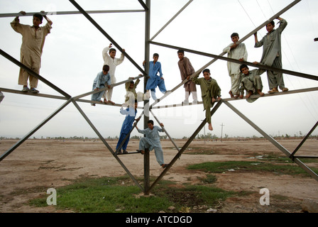 afghanische Flüchtlinge in Peschawar gezwungen, nach Afghanistan zurückzukehren Stockfoto